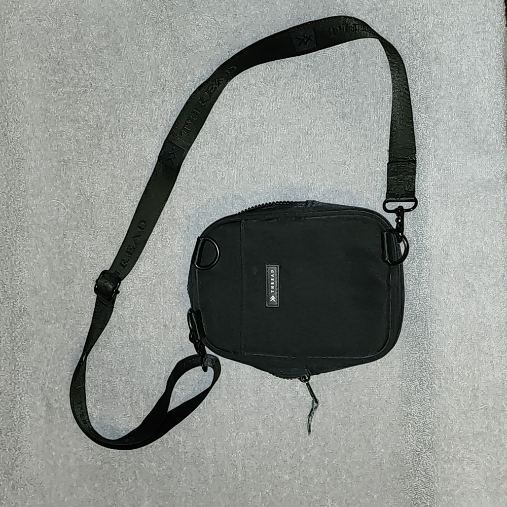 Thread crossbody bag in black